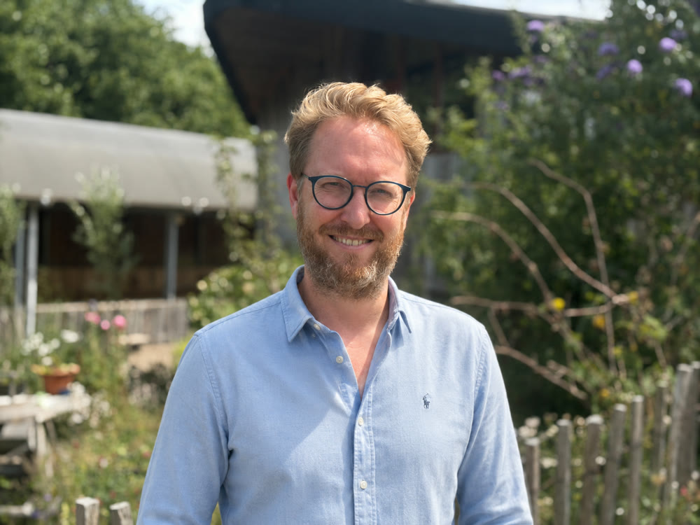 Sebastian Dinjens op het terrein van de boerderij